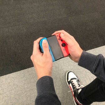 Nieuwe Wireless Joy-Con Controllers + Handgrip voor de Nintendo Switch - Rood/Blauw