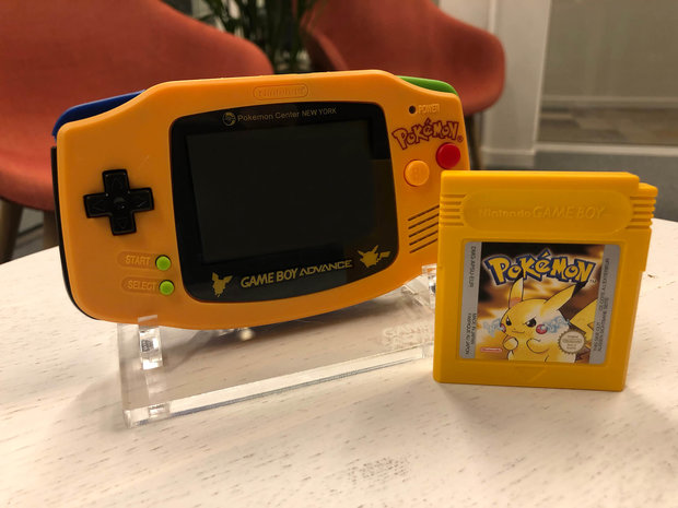 Gameboy Advance Limited Pokemon Edition + Pokemon Yellow