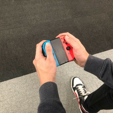 Nieuwe Wireless Joy-Con Controllers + Handgrip voor de Nintendo Switch - Rood/Blauw