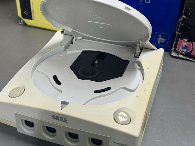 Sega Dreamcast Console - Sega Dreamcast (Laser makes noise, but works) - Outlet