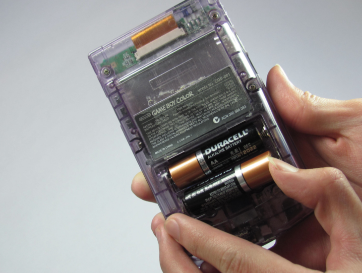 Gameboy Lens Vervangen - Batterijen verwijderen