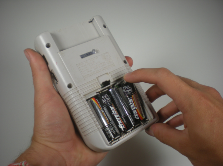 Gameboy Classic Shell Vervangen - Batterijen verwijderen