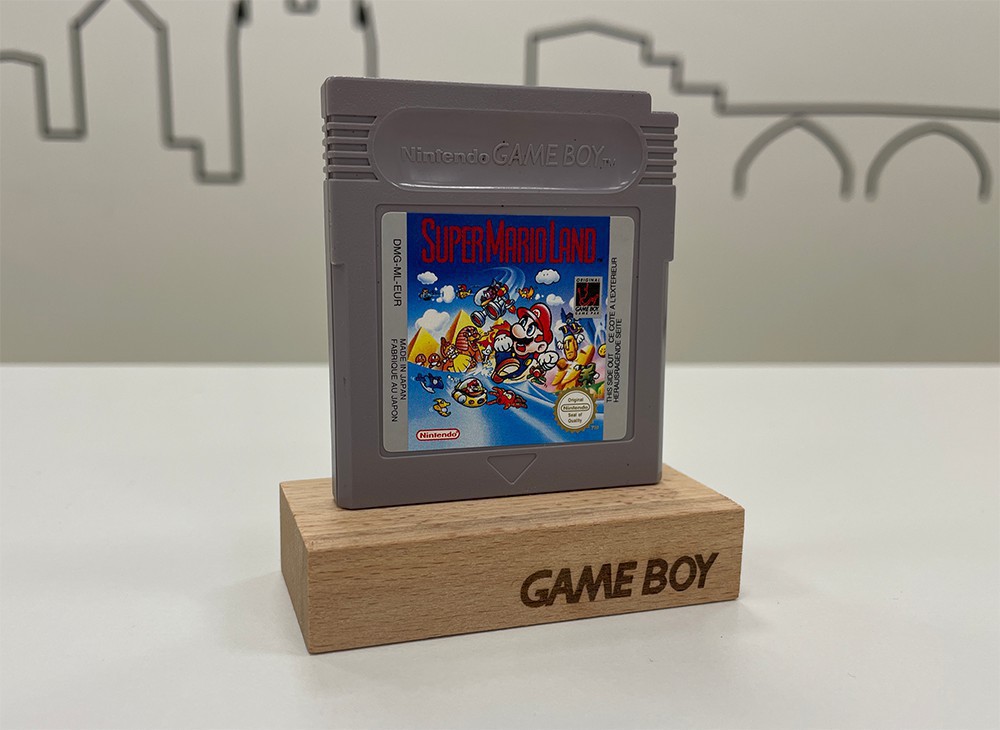 Handgemaakte Gameboy Game Display Stand met Gameboy Logo | Highlights | levelseven.nl